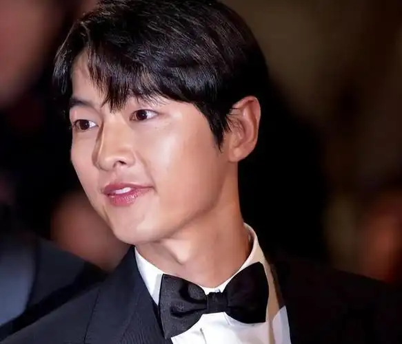 生图下的宋仲基,皮肤状态太真实,网友:和想象中差距好大|短发|发型