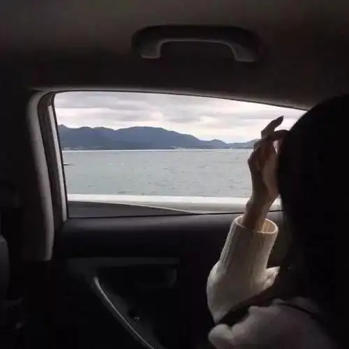 一左一右情侣背影微信头像