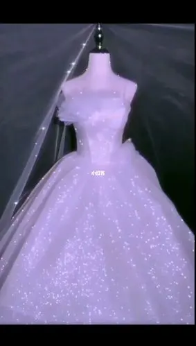 我愿为你穿上永恒的白色婚纱爱情有紫色,红色,蓝色,白色丝绸颜色绘画