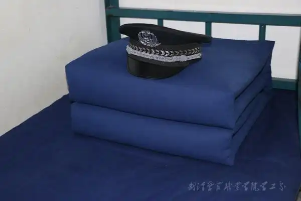 风行的人民卫士;内务:窗明几净,地面干净,物品整洁,床被统一,被子叠成