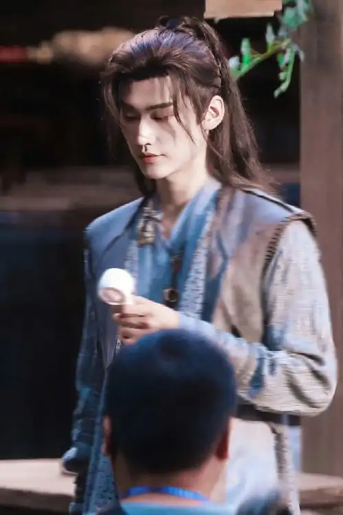 我火速去搜了一下「千麟02」的路透,周柯宇第一部古装剧诶#周柯宇