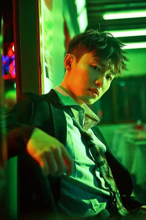 代旭杂志大片西装革履 超a侧颜俘获人心