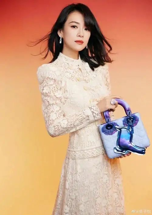 章子怡新造型太美了,穿一身白色蕾丝套装裙,精致优雅又高级!