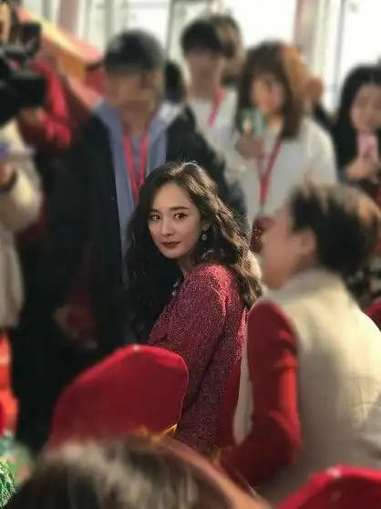 杨幂逛街被偶遇脸精致身板太瘦了再怎么装嫩也没有少女感