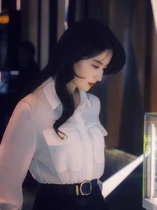 刘亦菲活动照,白衬衫也能穿出仙气,网友:真不愧是神仙姐姐!