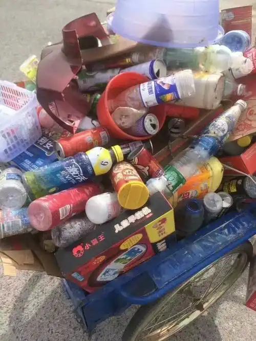 捡瓶子表情包 一堆饮料瓶子_瓶子_饮料_一堆表情