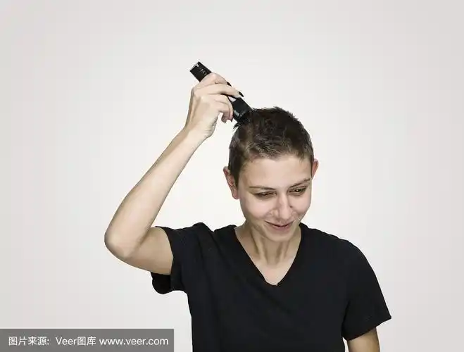 年轻女子剪自己的头发