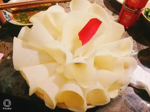 功夫土豆片:摆盘精美,切片薄厚均匀,稍涮几秒就好,喜欢脆脆的吃.