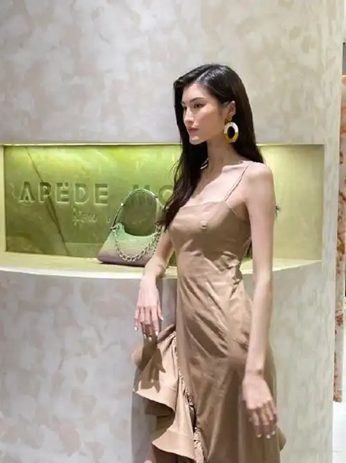 何穗身高1米78体重刚过百斤穿吊带裙真美看完我也想去健身房