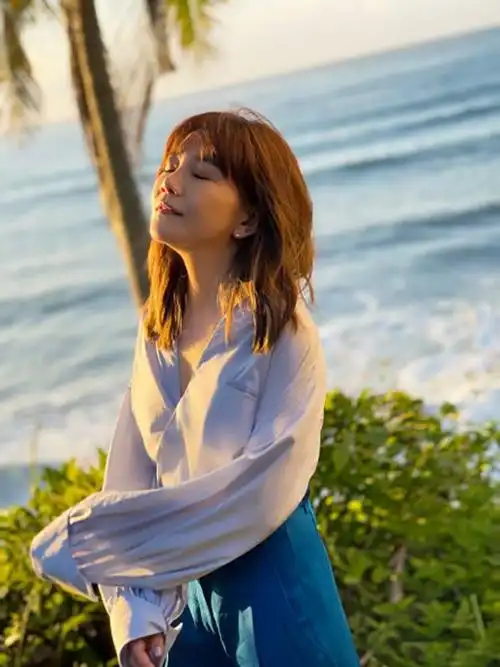 梁静茹今天半永久取景地好美网友直呼汽车副驾驶留给我吧