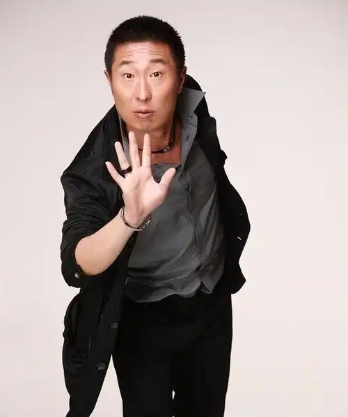 国家一级演员林永健:为让父亲安心与军花闪婚,婚后赚的钱全部上交