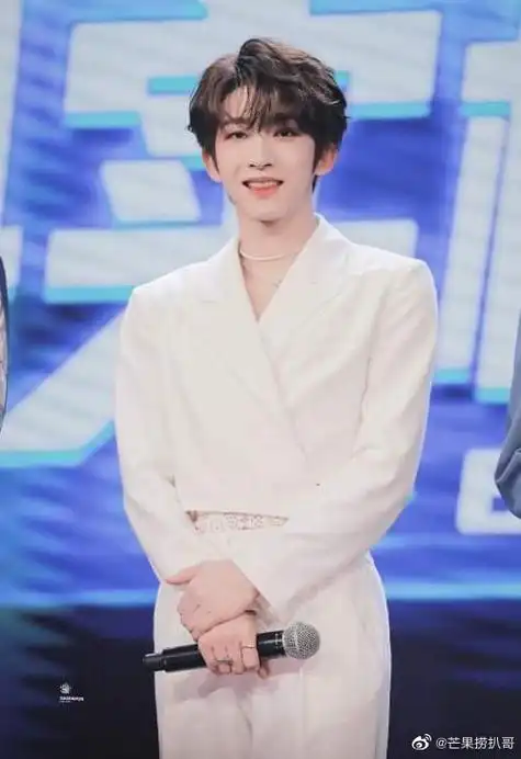 出道三个月快乐,脸上永远洋溢着标志的括弧笑容的笑宇,笑口常开,好彩