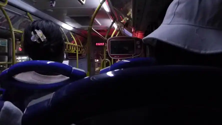 夜晚的公交车上