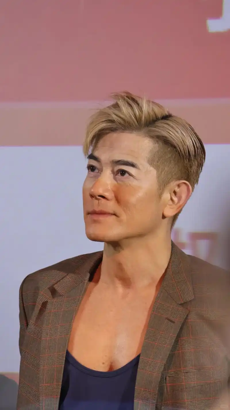 郭富城路演疲态尽显,下楼梯需要林家栋搀扶,身体状况令粉丝担忧