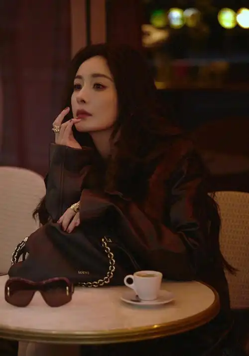 杨幂存货丰富,全面发展备.@时尚娱乐达人莎莎的动态