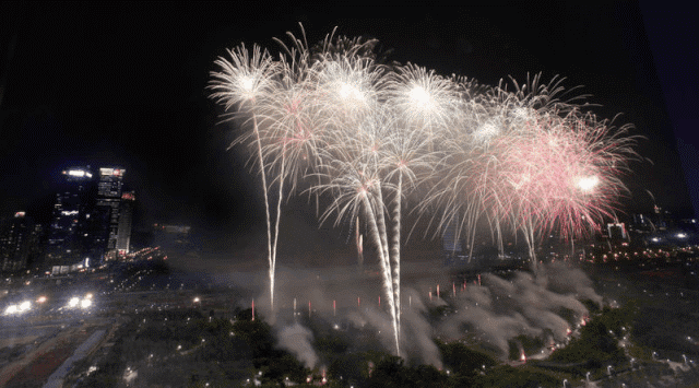 五彩花束,共创未来等同样精彩震撼的还有火树银花,叹为观止"生命之树"