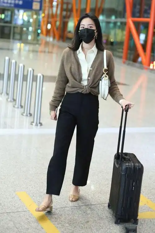 杨采钰开衫"打结"上演新穿法,配衬衫搭黑色直筒裤,尽显自然美