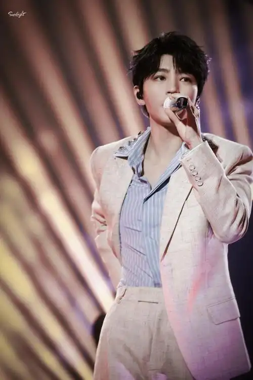 旧年的最后一天相见不胜欢喜  新的一年喜悦无边  @tfboys-王俊凯