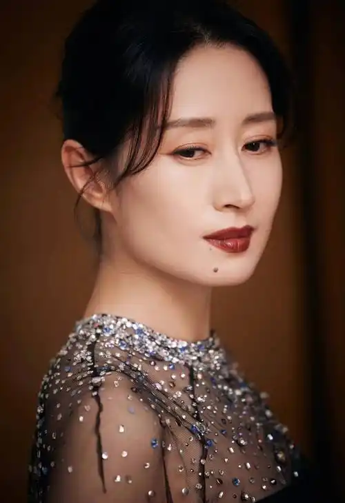 刘敏涛亮相微博视界大会,一袭薄纱斗篷黑裙,美得优雅大气_造型_气质