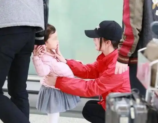 港媒曝杨幂没有陪女儿庆生刘恺威称小糯米粘人很享受陪伴时光