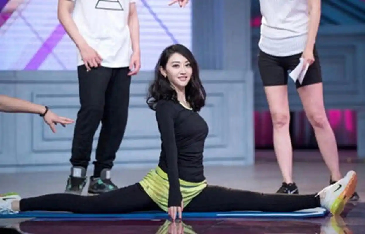 健身界还有一位女星不得不提,那就是景甜.一字马,平板支撑,轻松搞定.