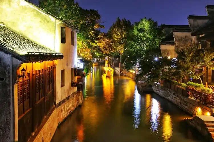 明清时期为江南蚕丝名镇,是一个人文资源充足,中西建筑合璧的江南古镇