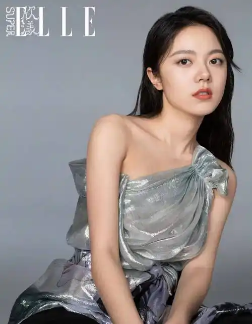 赵今麦身穿灰色亮片衣裳露出香肩