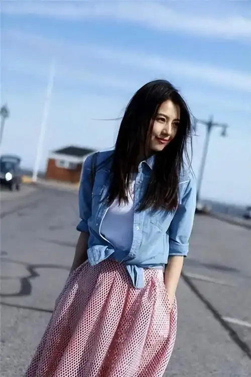 高圆圆逛菜市场照片,43岁白嫩靓丽似小姑娘,难怪赵又廷拿她当宝