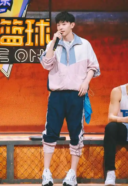 原创邓伦穿搭越来越大胆了娘炮粉上身意外帅气颜值才是硬道理