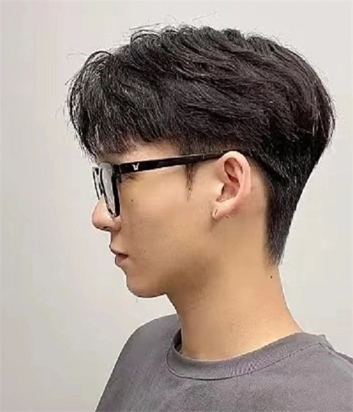 男生气垫服帖发型修颜又有型,气垫纹理烫清爽有型易打理,男生选择能