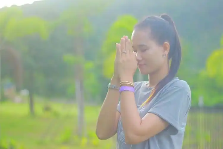 双手合十祈愿漂亮美女图片,高清图片