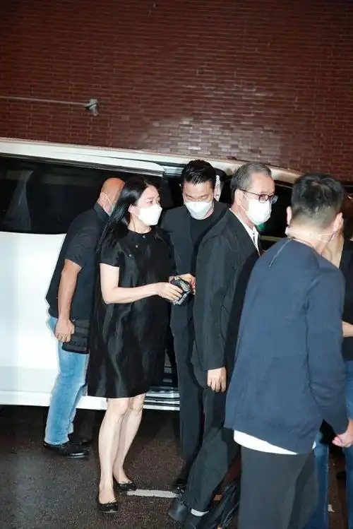 62岁刘德华送殡父亲穿黑色唐装沉稳体面妻子朱丽倩也打扮隆重