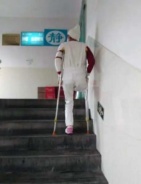 今年19岁,是一位因癌症右腿高位截肢的女孩