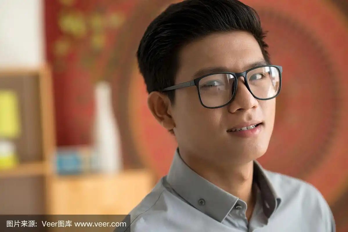 戴眼镜的年轻人