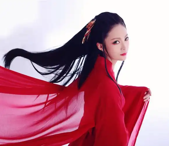 p data-id="go0aqdr4lk">竹桑,出生于四川成都,中国内地古风女歌手