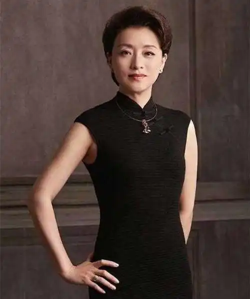 杨澜52岁还穿粉色公主裙短发烫微卷灵动优雅一般阿姨学不来