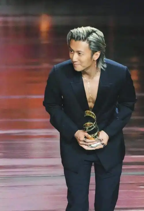 谢霆锋真空上阵,大杀四方又拿一奖!