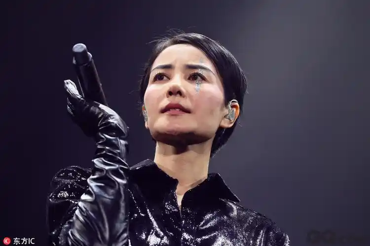 王菲"幻乐一场"演唱会群星云集 争议不断_人物_gq男士网