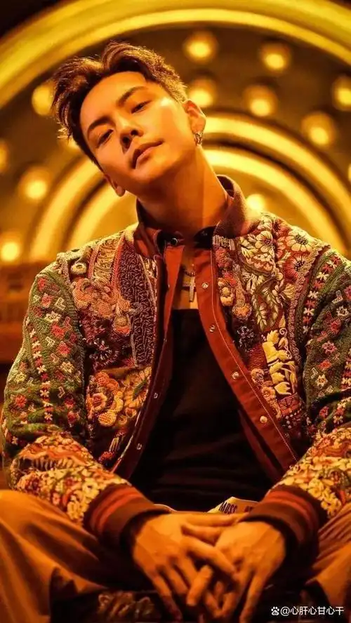 35岁陈伟霆久违营业,晒与侄女合照其乐融融,却被胡子抢镜