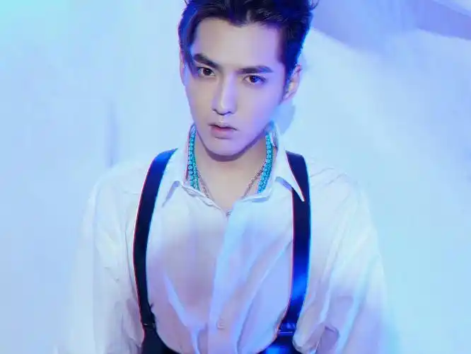 吴亦凡背带马甲写真 绿发配黑衣帅出天际