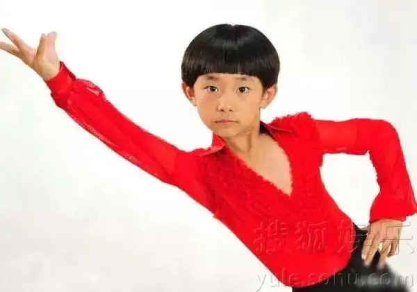 易烊千玺童年旧照曝光 小小年纪镜头感十足