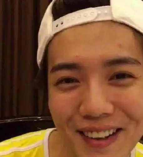 鹿晗素颜出镜网友更是直呼再说他帅的真想打人了