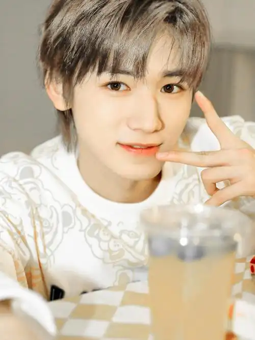 宋亚轩成年了可以去染发吗