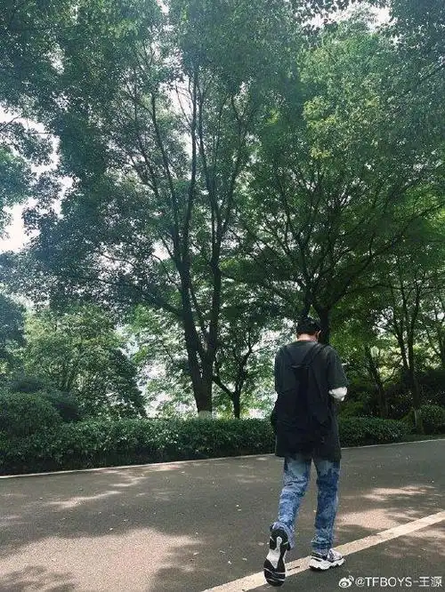 王源捉迷藏背影照,今日份捉迷藏十级选手王源上线啦