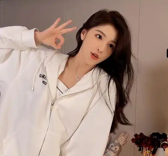 刘思瑶素颜做客毛毛姐直播间!小眼睛四方脸,与视频里判若两人