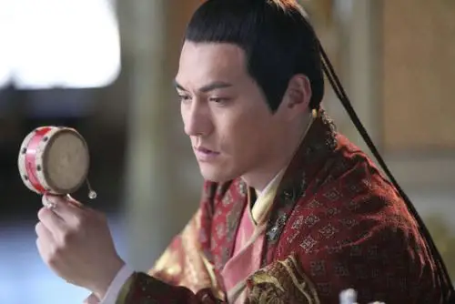 《倾世皇妃》开播掀美男热 严宽霍建华养眼搭档