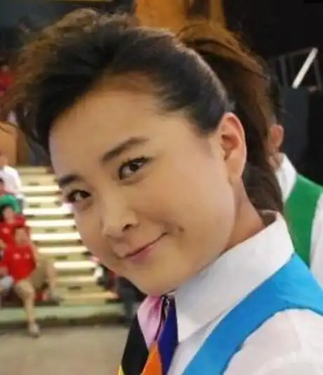 没有稳定工作,贾玲只能搬到更便宜的地下室出租屋,夏天又热又闷,冬天