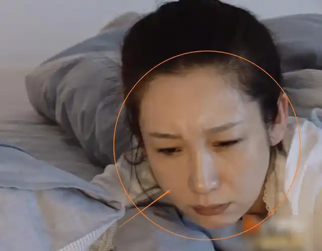 秦海璐起床就被镜头对准拍离开妆容的庇护42岁素颜认真的