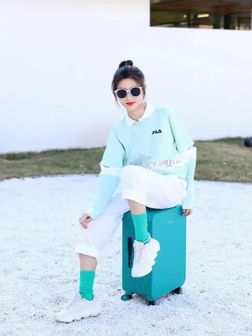 阳光收藏在无限旅途中漫步属于你的初春潮流穿搭#城市夜行动物 #斐乐