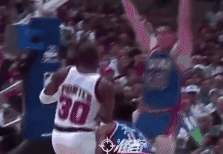 11m的他人高体壮简直就是一个犯规的好手他喜欢趁对手不注意时下黑手